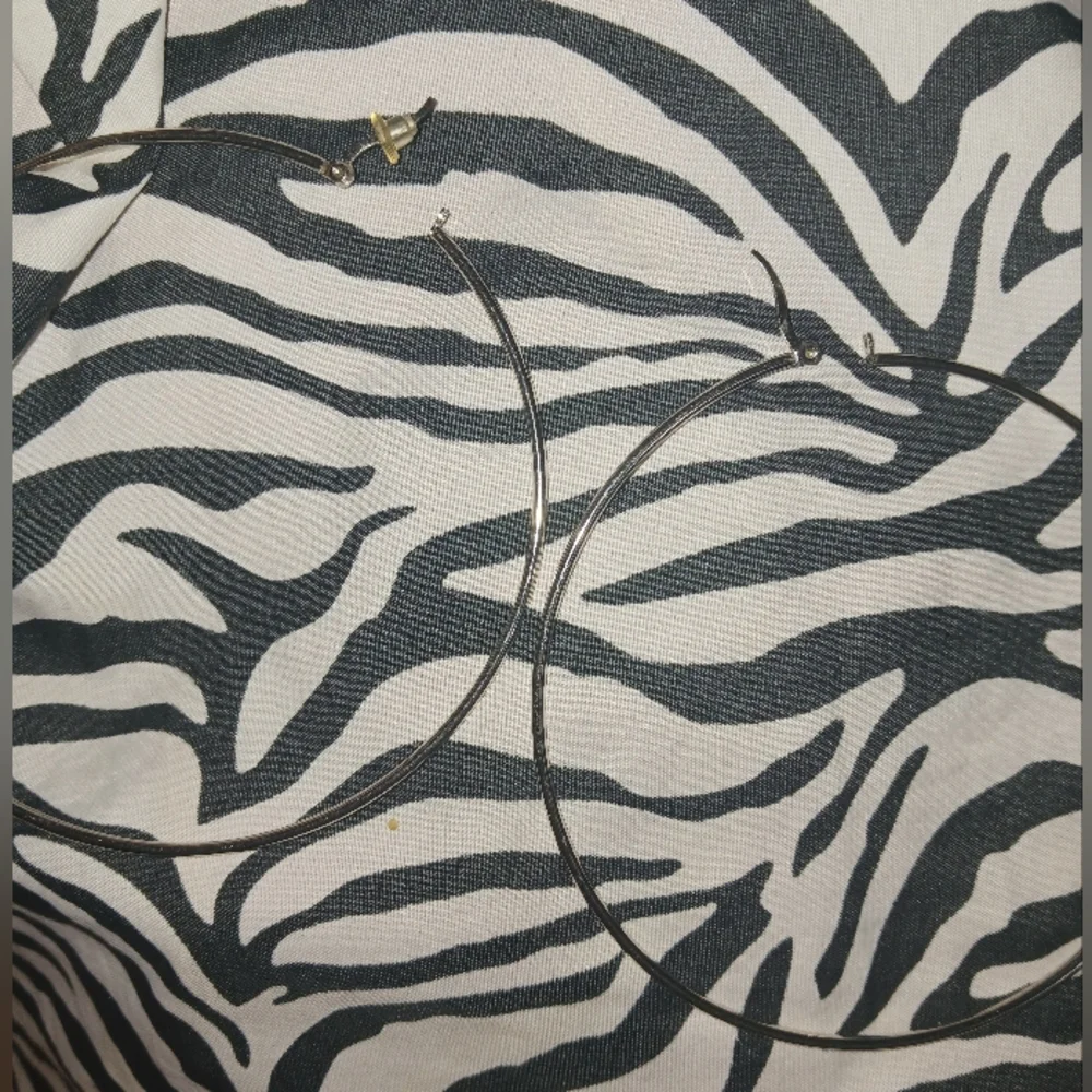 Stainless Steel Women big medium silver hoop earrings - Picture 6 of 7